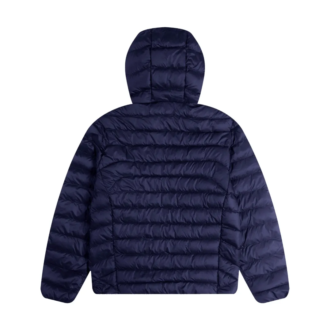 P560 White background picture [Popular in winter] Style number: 25115# Color: black/navy/grey apricot Size: S-XL - Ralph Lauren/Ralph Lauren 2025FW Winter popular half-covered high-collar hooded lightweight gall-free rib down jacket - the same as the original 400T gall-free nylon on the face Elastic hemming restraint Lightweight technological warmth - corn tooth high-quality resin zippers Large and small partition zippers Single version, single opening - ingenious restoration, full set of customized hardware and accessories, all details processed 100% - RL Ralph Lauren classic light rib down jacket. With the blessing of 25 years of rib fire, it firmly sits in the C position of this autumn and winter wardrobe. It has a light and fluffy touch. There is almost no burden on the upper body. One piece for winter in the south. It can be used as an inner layer in the north. The hood/hem can be flexibly adjusted for tightness. It can be worn for daily commuting or light outdoor scenes while keeping warm. It can also present a smart and lightweight style and texture. Regular fit. Genderless upper body. Highly recommended.